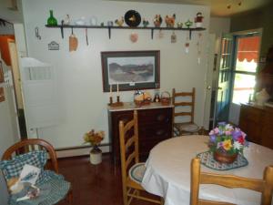 KITCHEN WITH ACCESS TO DECK