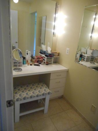 MAKE UP AREA