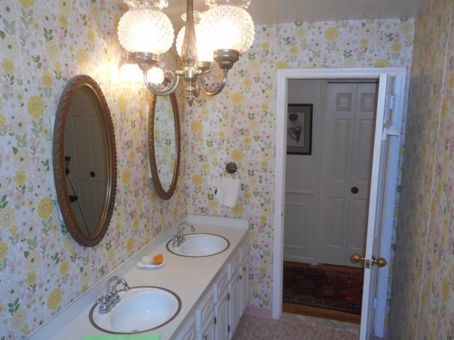 Upstairs Full Bath 