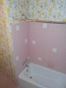Upstairs Full Bath 